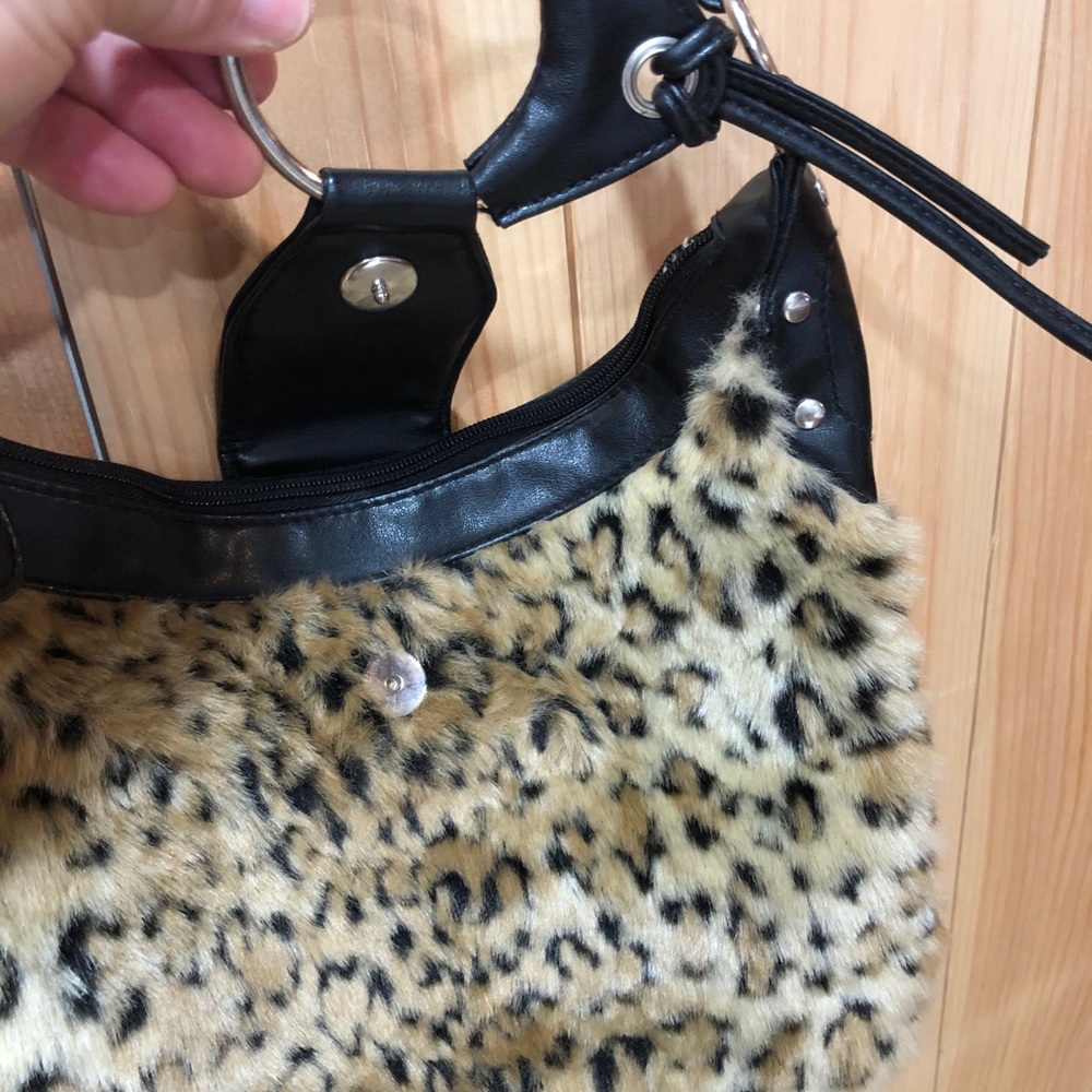 Chateau Women’s Leopard Print Purse. - Picture 7 of 12